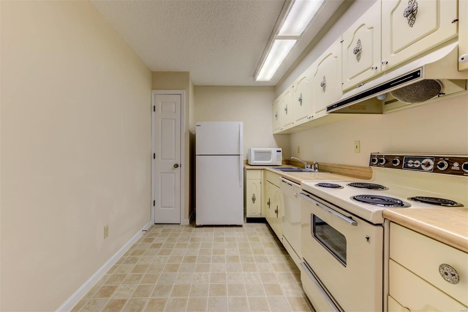 Carriage House Manor Condo Ph - Residential