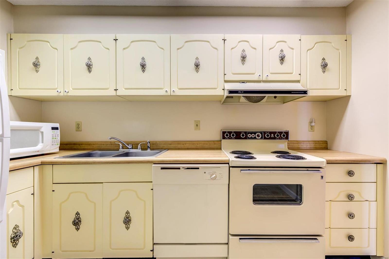 Carriage House Manor Condo Ph - Residential