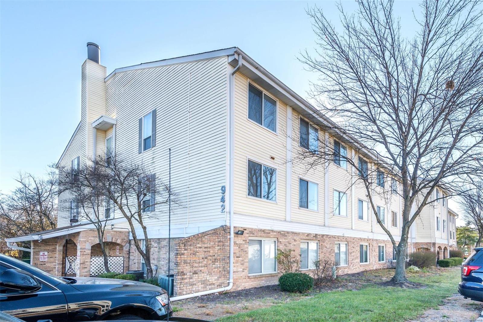 Carriage House Manor Condo Ph - Residential