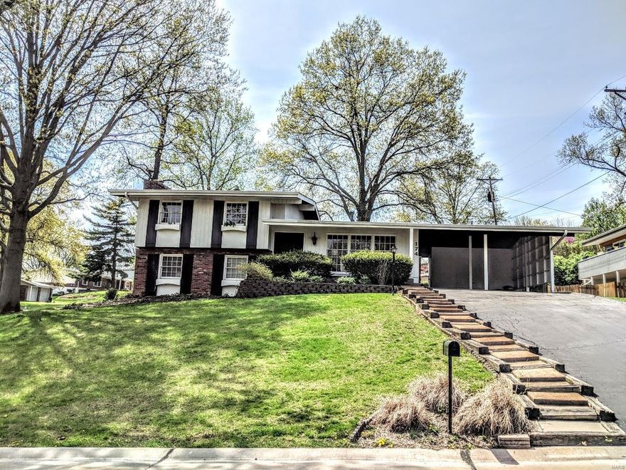 You will love this home! It has been lovingly taken care of for many years, and now it's time to add your personal touches. Wonderful space, and great bones. So much room. Square footage in county records is wrong. Bright open floor plan. Large rooms, and vaulted ceilings! The hardwood floors are gorgeous! Family room boast large wood burning fireplace, and a ton of natural light. 
With 3 bds, and 2.5 baths, this home will meet your family's needs! Similar home at ( MLS# 16085536) sold for $291,000 after updating! Ton of potential here! Make your appt today! Square footage is approx. Please rely on your own data.