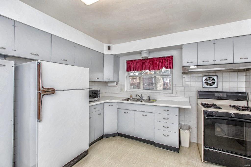 Larry Del Courts - Residential