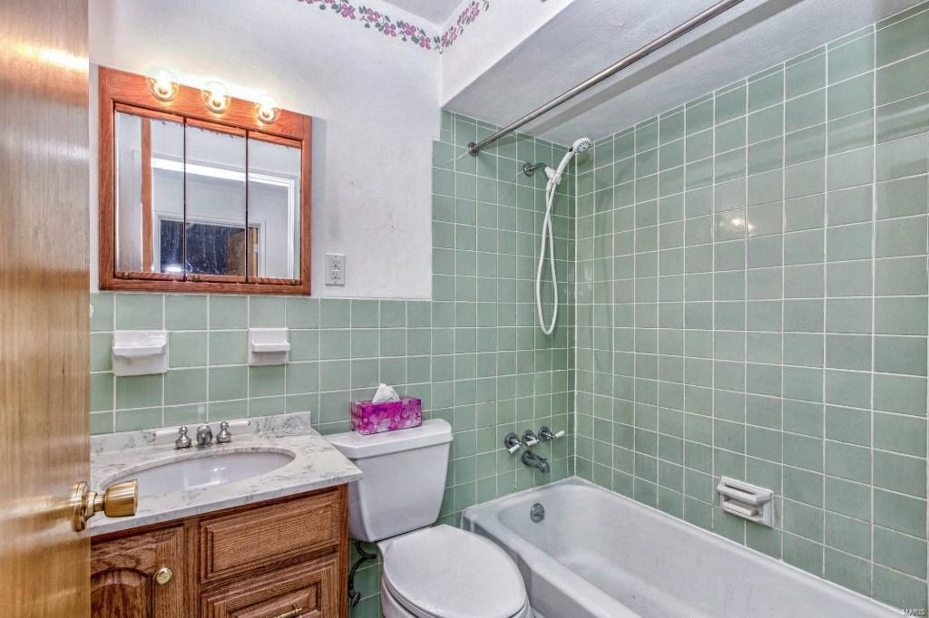 Larry Del Courts - Residential