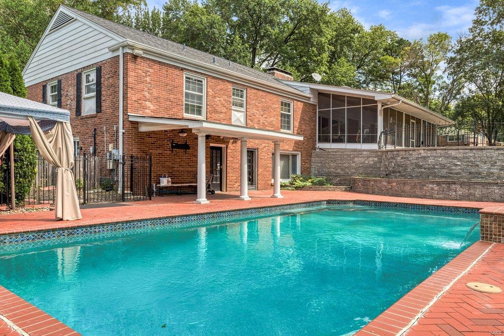 Coach-N-Four - Residential