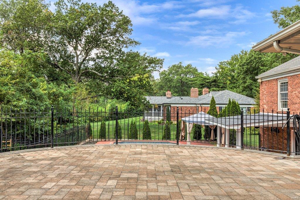 Coach-N-Four - Residential