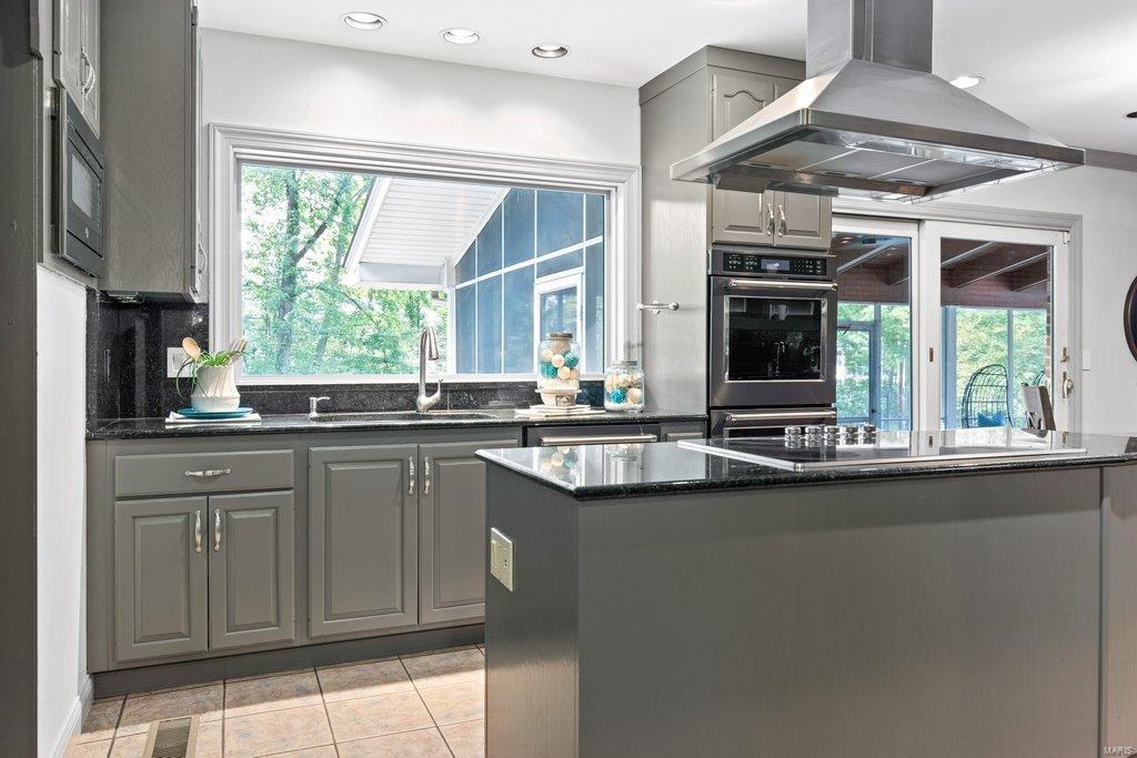 Coach-N-Four - Residential