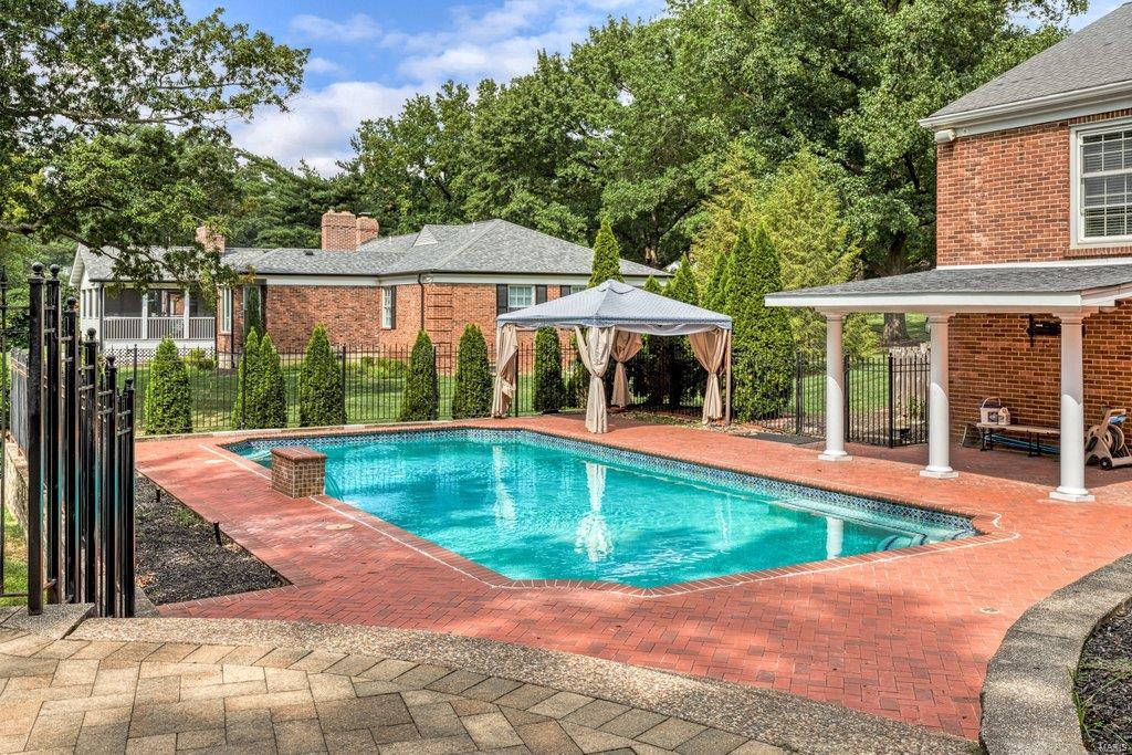 Coach-N-Four - Residential