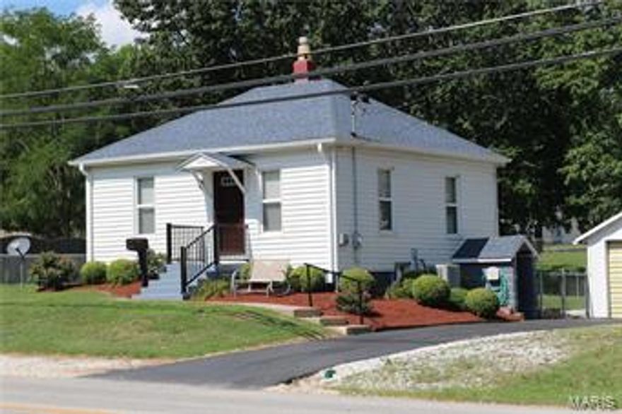 Need a fenced in back yard?   Look no further!  This Cute 2 Bedroom, 1 bath home has newer carpet and roof.   Fresh paint and a small Enclosed back porch with a Detached 1 car garage.  Beautiful and easy to care for landscaping, Minutes from the park and easy access to the highway.
This home has been used as a rental in the past and has been very well taken care of by the owner.  
Come see for yourself clean and move in ready!
Investors - Perfect home to add to your Portfolio! Rental has been $550-600 Additional Rooms: Sun Room