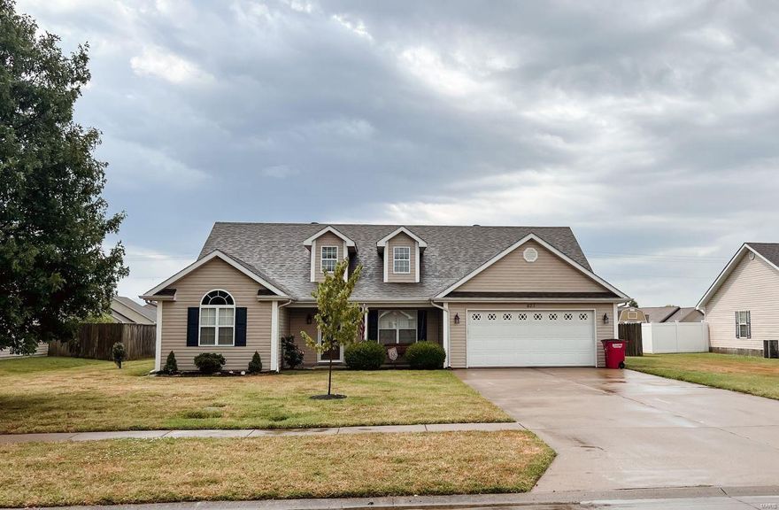 Beautiful home sitting in a desirable neighborhood!  As soon as you enter the front door you feel the warm invite from the foyer and formal dining.  The formal dining is also spacious enough for a second sitting area if desired.  The open concept livning is perfect for entertaing family and friends!  The 3 bedroom 2 bath split floor plan is ideal for privacy in your master suite!  One of the best features of this property is the large yard complete with privacy fence and irrigation system! Do not miss out on this gorgeous home!  Schedule your tour today!