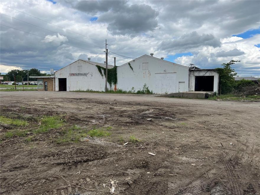 If you want your business to be seen, then this is the perfect location for you!  Sitting on the corner of Kingshighway and Hwy 74 in Cape Girardeau makes this location the most visible location in town! Location: Hwy/Interstate Frntg