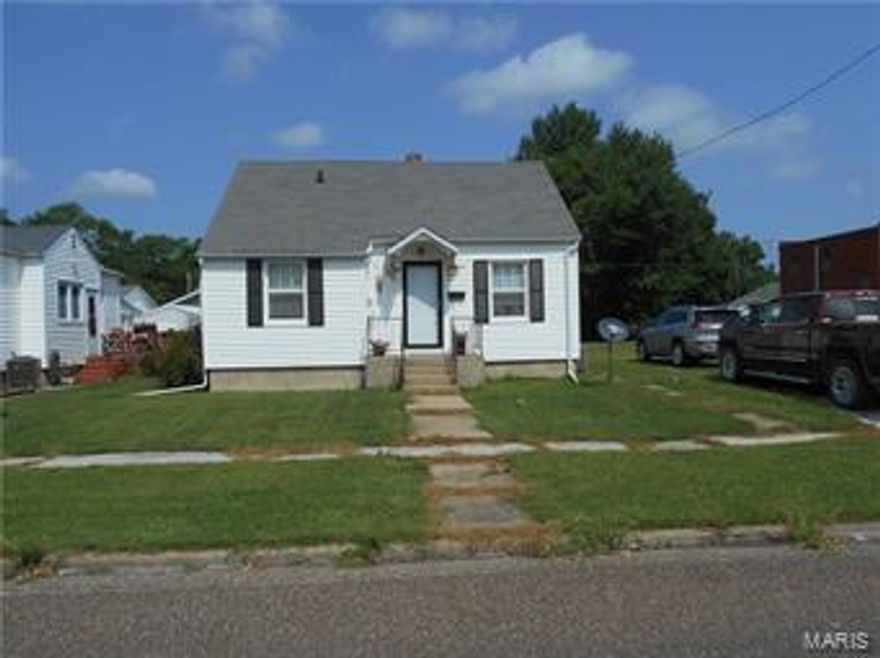 Welcome home!  This cute, bungalow style home for sale in Vandalia, MO has two bedrooms, and one bath sitting on a full basement. The home features hardwood floors throughout with a neutral paint color palate. It has a family room with a dine-in kitchen. 

Although the basement is not dry, it does provide good storage and an excellent laundry area. This home is heated and cooled with central heat and air. The Exterior is vinyl siding and the roof will be new before closing. Most of the appliances stay with the home. This home is move in ready for tenant or owner. Additional Rooms: Mud Room