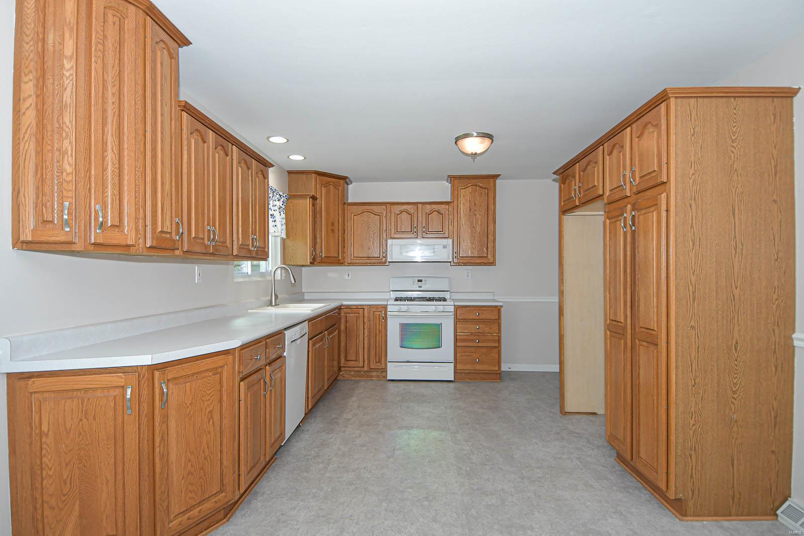 Saxon Manor South 1 - Residential Lease