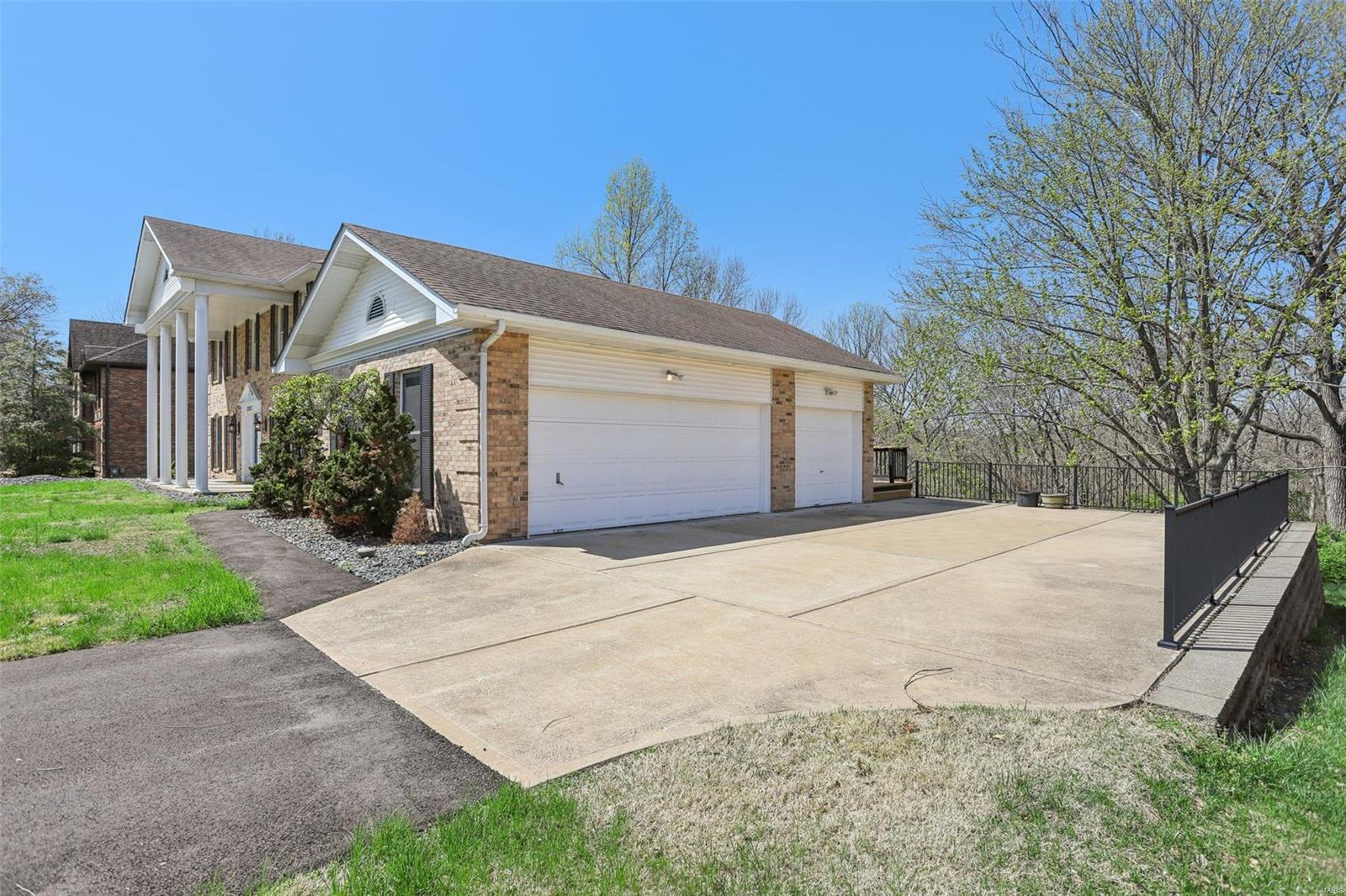 12817 Pointe Dr