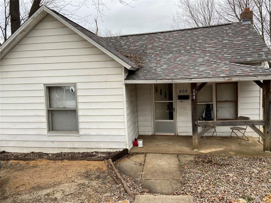 Real estate for SALE!  Investment Property!  2 Bedroom home in Park Hills currently rented for $500 month.  It has a covered front porch and an 18x9 deck.  Keep it rented or move on in.  Good, clean investment property.