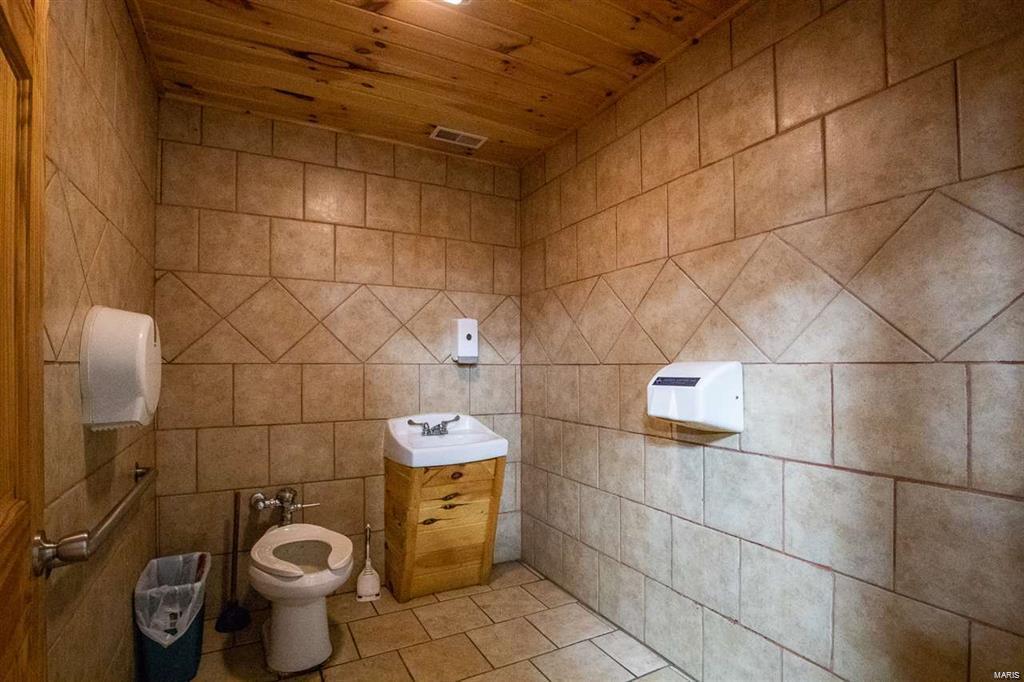 NON SUBDIVISION - Commercial Sale