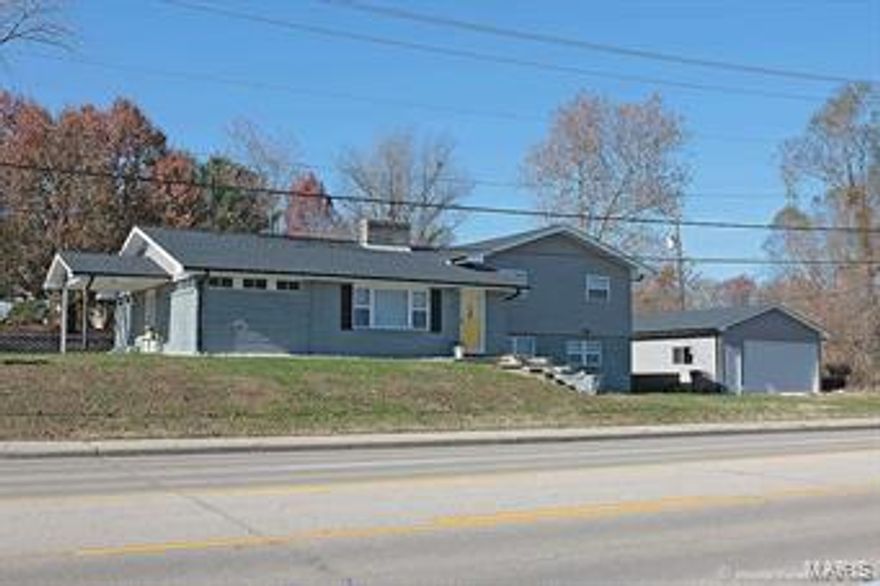 WOW says it all!  Beautifully remodeled 2375 sq. ft home.  Updates include:  New cabinets, new counters, new appliances, new windows, new gutters, new lighting, new roof, new heat & air, new duct work, new break box, new paint, new tubs, new garage door, new toilets, new vanities, new tile, new sinks, new landscape, new exterior doors, new storm doors, new flooring, the list goes on & on.  
House has an open floor plan, large LR, KT & DR, oversized two car garage.  Most of exterior is stone.  ML has a bonus room w/slate floor.  Ideal for home or business.
You can't just drive by.  This is a house you have to go in.  This Remodel is a "10".