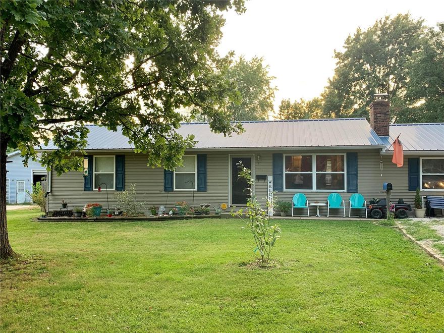 Huge backyard, open floor plan metal roof and New HVAC in 2017! 3 bedroom home waiting for its new owner! Schedule your showing today! Additional Rooms: Mud Room