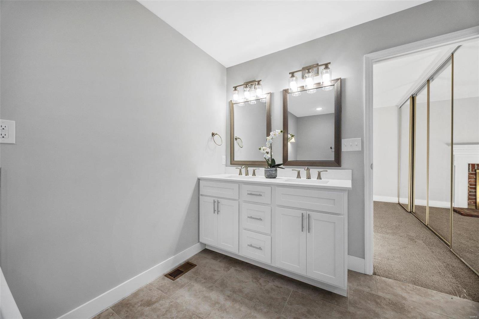 St Charles, Missouri 63303, United States, 4 Bedrooms Bedrooms, ,4 BathroomsBathrooms,Residential,Pending,33227