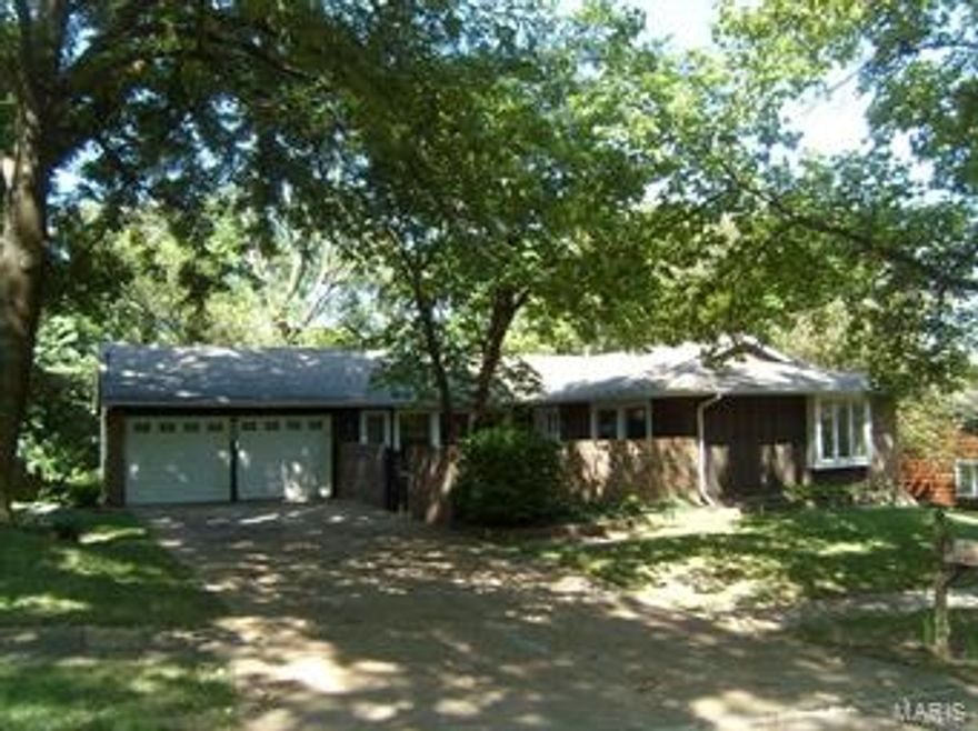 Get your Country Lane ON with this very appealing 4BR, 3 bath ranch in high-demand area of Manchester inside 141!  Crisp fit and finish with brand new 2015 kitchen featuring Silestone tops, stainless appliances, undermount sink, tile flooring and stylish backsplash that opens to family and breakfast rooms*all 3 full baths are updated with newer vanities, tile flooring, shower doors, lighting and accessories*wood flooring in FR, DR and hallway*replacement thermal windows*newer interior and exterior doors*recently painted interior walls, ceilings and trim*new 2015 carpet in all BRs*nicely finished walk-out lower level with full bath, built in bookshelves, can lighting and large rec room*roof 2011* water heater 2015*sewer lateral 2013*newer electrical panel and outlets*.31 acre private lot backs to common ground.  Walk 2 blocks to grocery stores and library!  Refrigerator (2006), washer and dryer are negotiable.