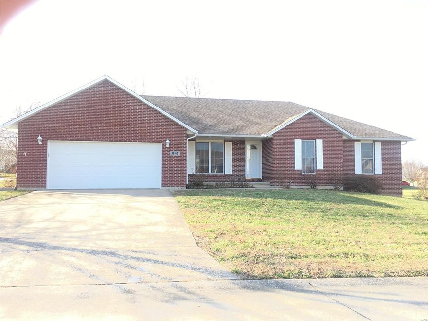 Super clean, open concept, beautiful floors, nice cabinets, large pantry, ML laundry, flat lot, full unfin bsmt.  LL family room and plumber for bath.