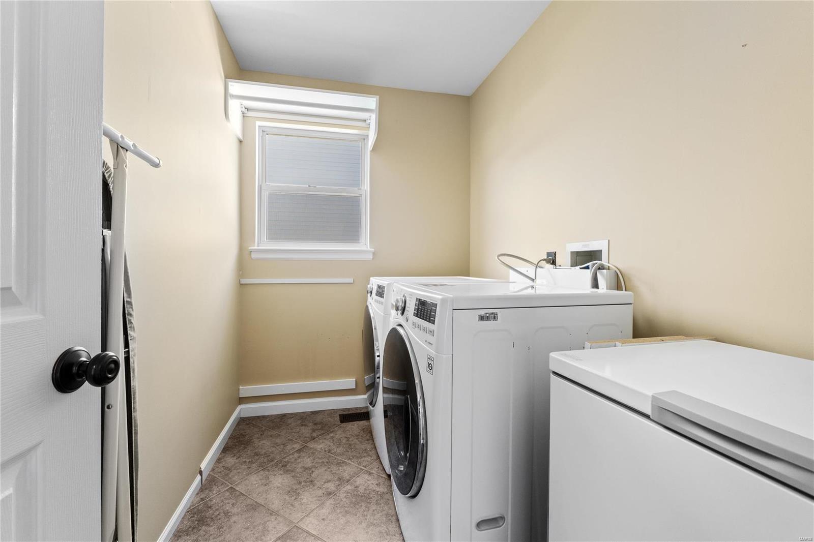 Chesterfield, Missouri 63005, United States, 4 Bedrooms Bedrooms, ,3 BathroomsBathrooms,Residential,Pending,37592