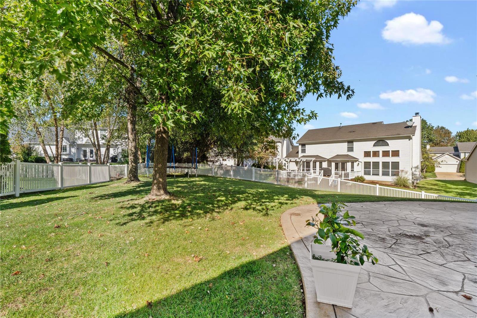 Chesterfield, Missouri 63005, United States, 4 Bedrooms Bedrooms, ,3 BathroomsBathrooms,Residential,Pending,37592