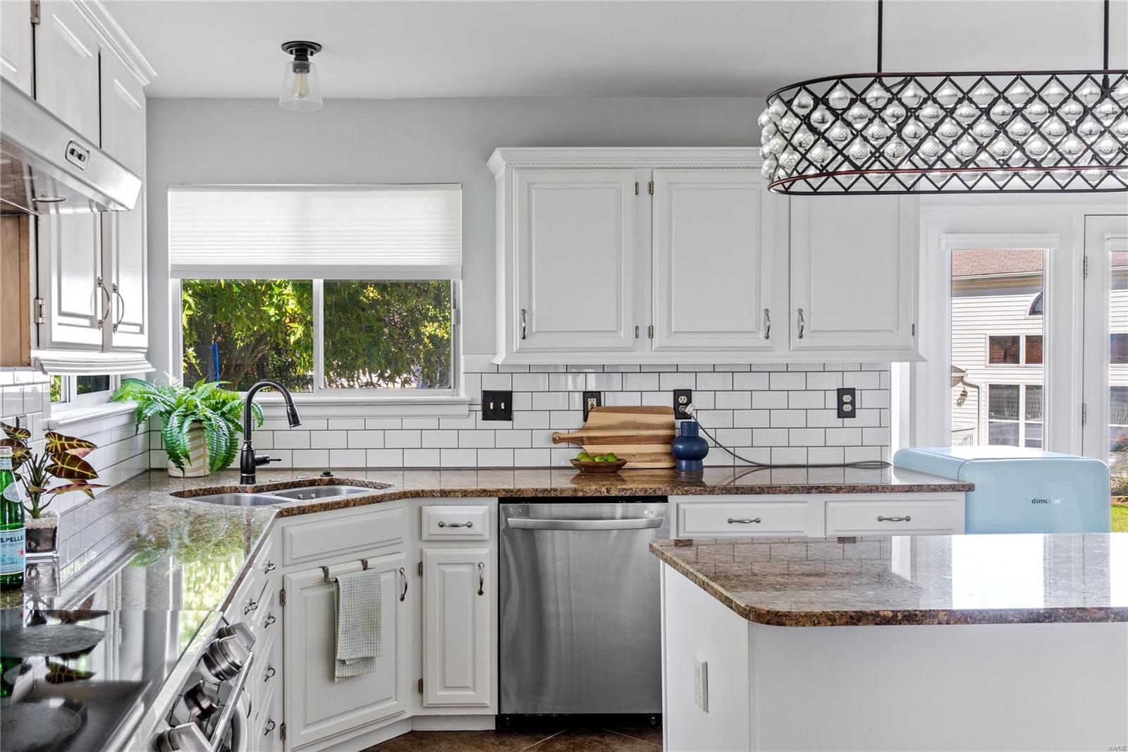 Chesterfield, Missouri 63005, United States, 4 Bedrooms Bedrooms, ,3 BathroomsBathrooms,Residential,Pending,37592