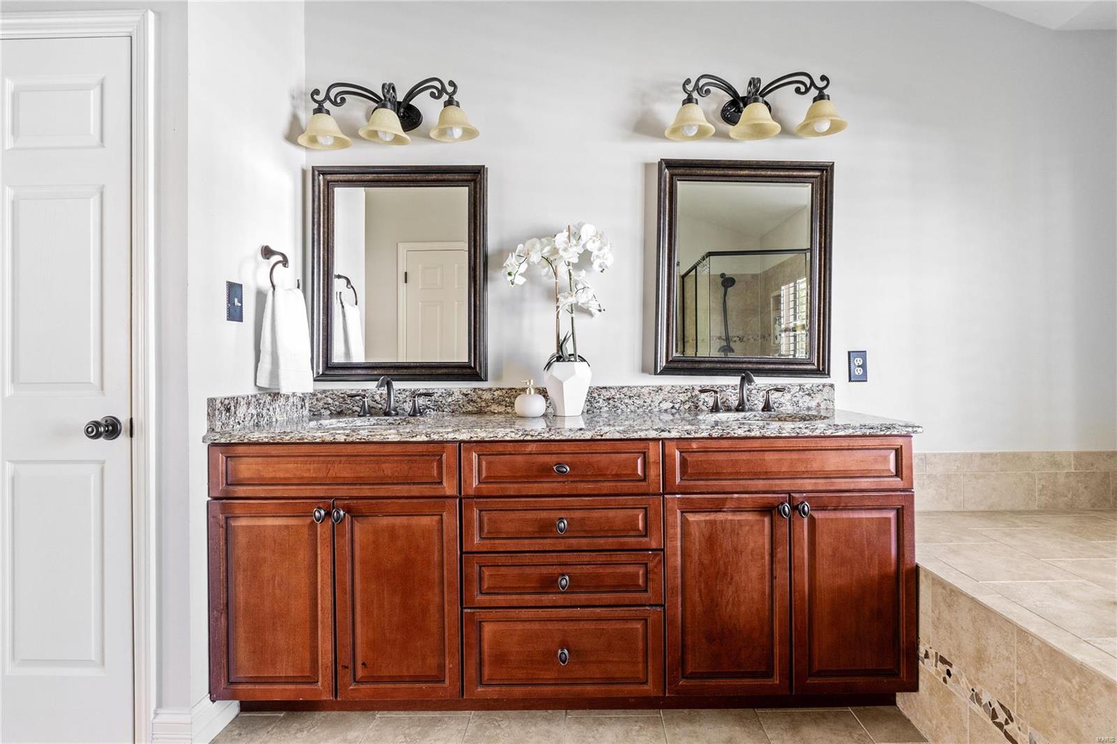 Chesterfield, Missouri 63005, United States, 4 Bedrooms Bedrooms, ,3 BathroomsBathrooms,Residential,Pending,37592