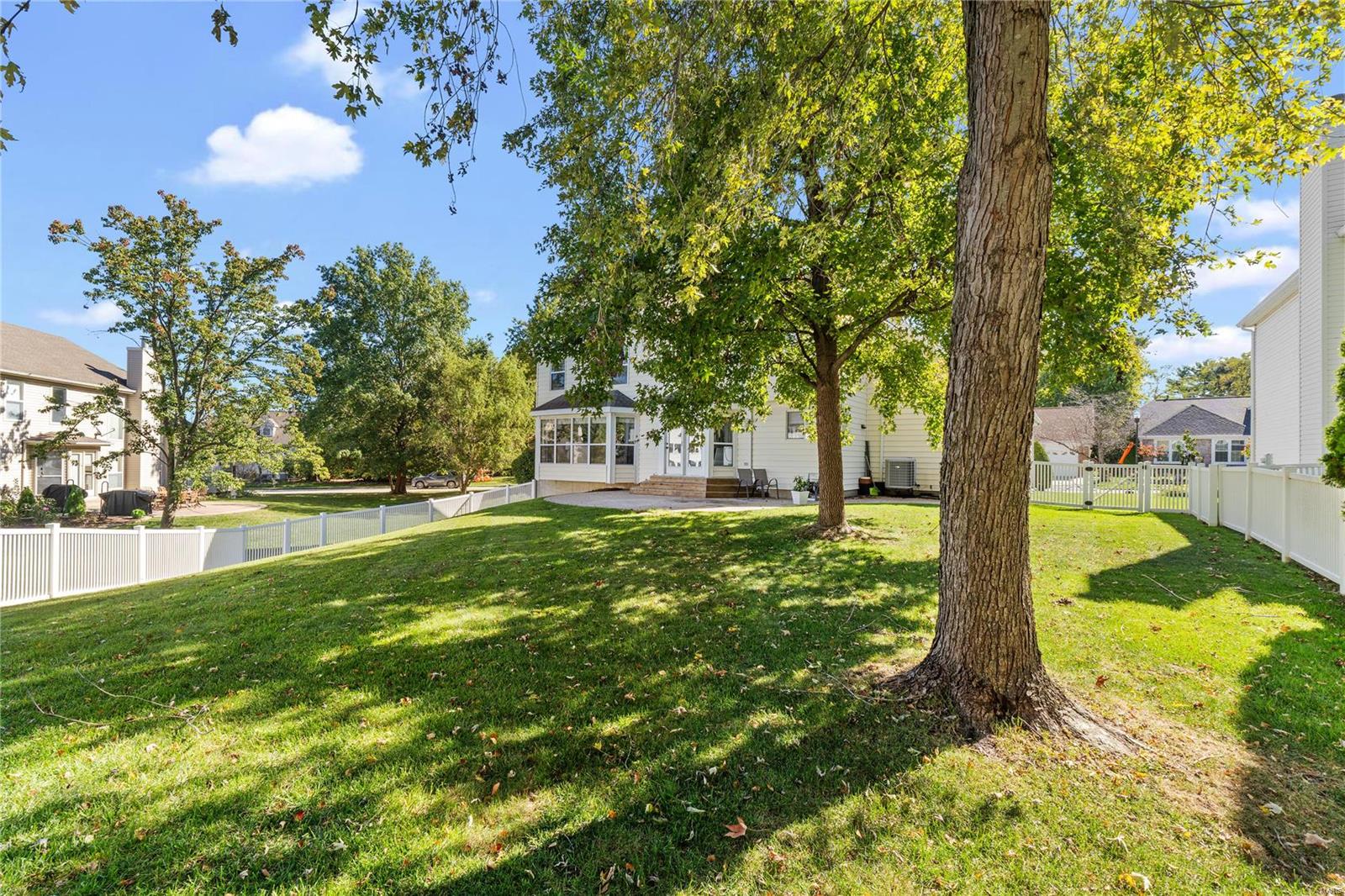 Chesterfield, Missouri 63005, United States, 4 Bedrooms Bedrooms, ,3 BathroomsBathrooms,Residential,Pending,37592