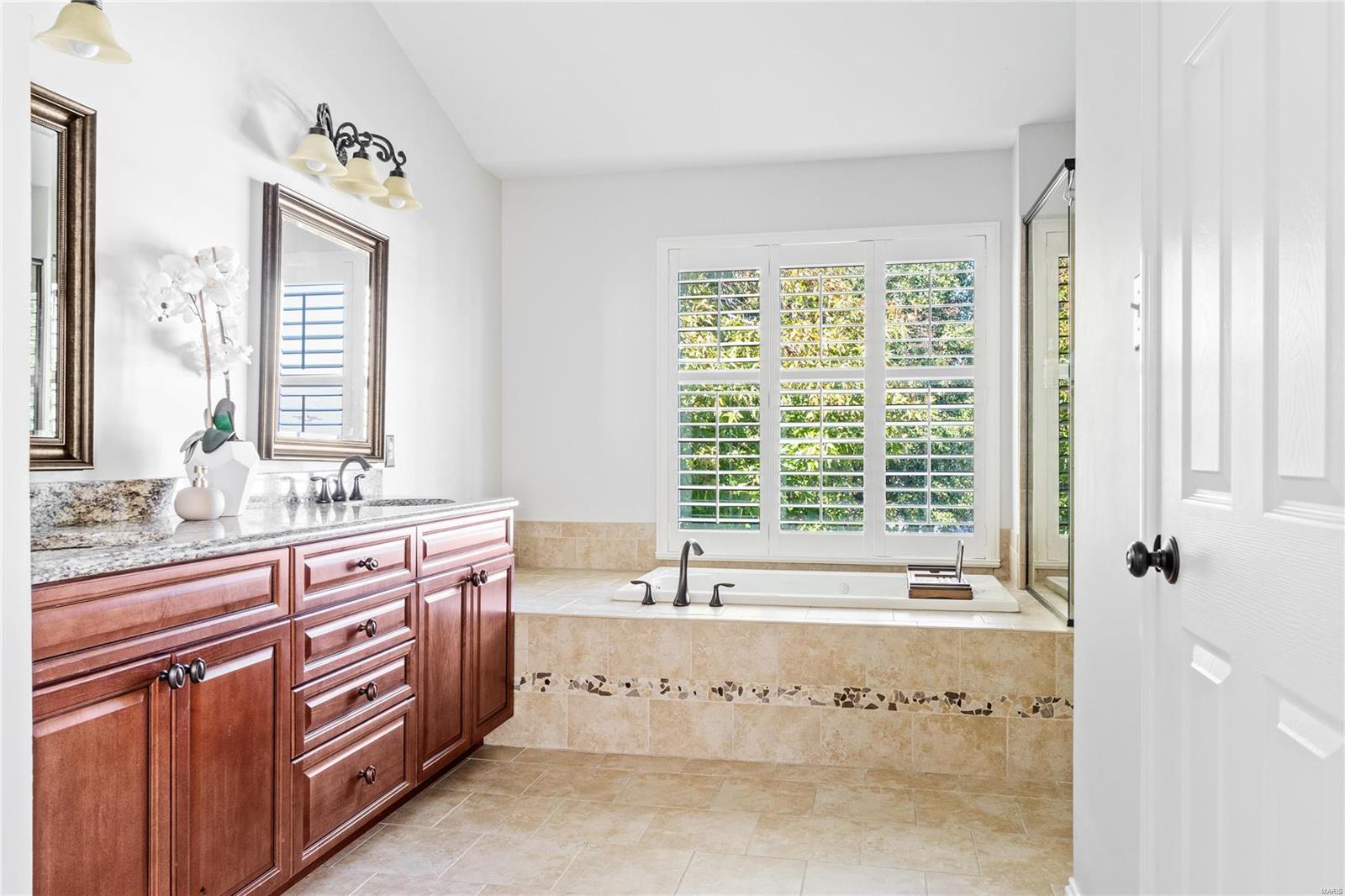 Chesterfield, Missouri 63005, United States, 4 Bedrooms Bedrooms, ,3 BathroomsBathrooms,Residential,Pending,37592