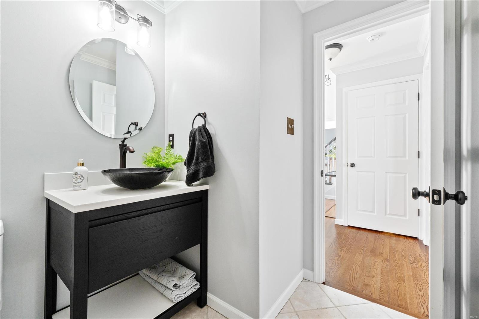 Chesterfield, Missouri 63005, United States, 4 Bedrooms Bedrooms, ,3 BathroomsBathrooms,Residential,Pending,37592