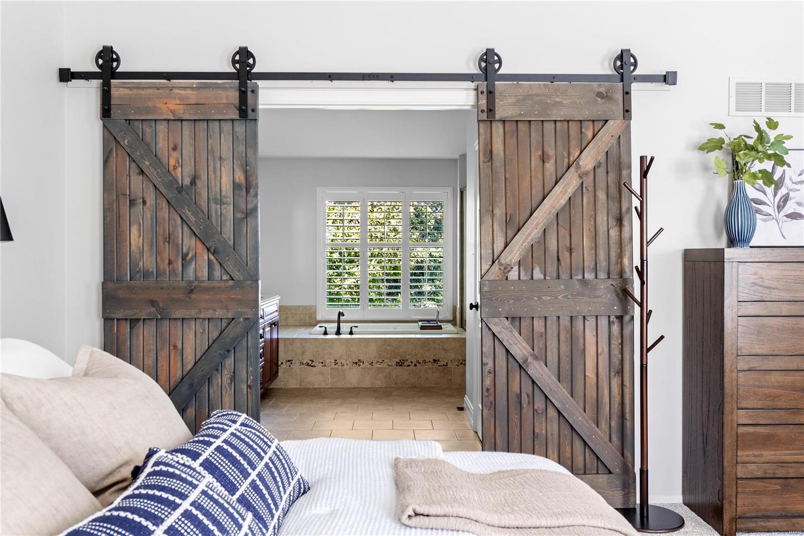 Chesterfield, Missouri 63005, United States, 4 Bedrooms Bedrooms, ,3 BathroomsBathrooms,Residential,Pending,37592