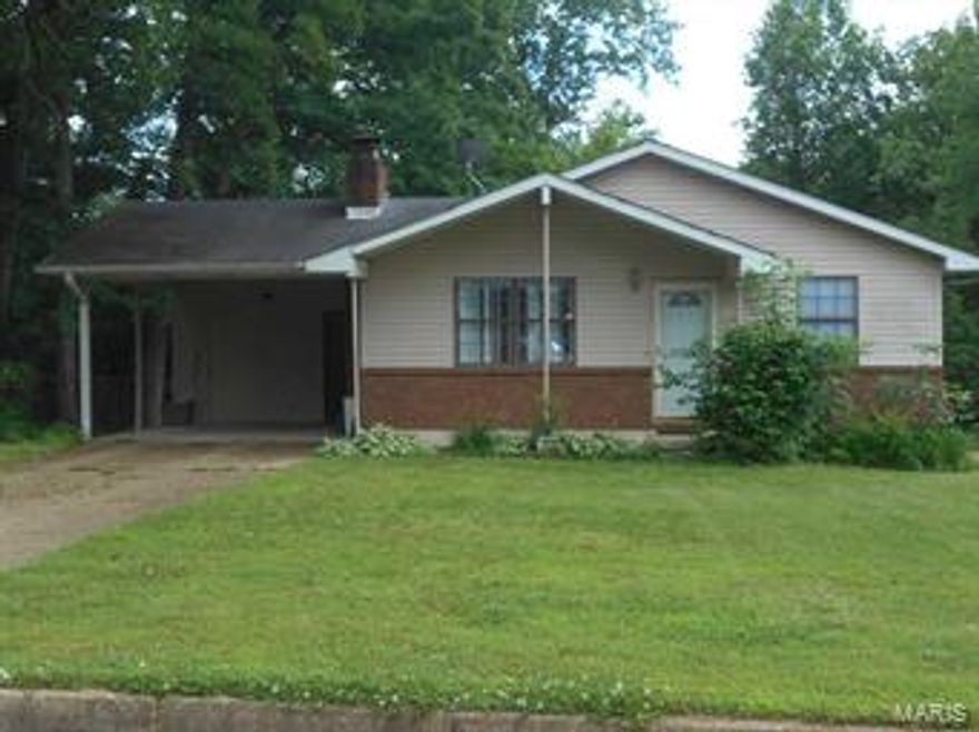 Price Reduced for Quick Sale! Freshly updated 3 bed, 1 3/4 bath home in a great neighborhood! New carpet, ceramic tile, and laminate. Remodeled bathrooms and kitchen cabinets. Fresh paint. Unfinished basement great for storage, man cave, play area, or finish off for additional living space. Wood burning masonry fireplace in living room. If you are looking for a nice home in a nice neighborhood without spending over $100,000, do not miss this one! (Dishwasher needs to be replaced.)