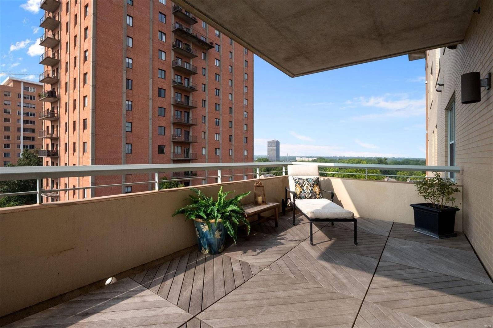 Residence At 800 S Hanley A Condo - Residential