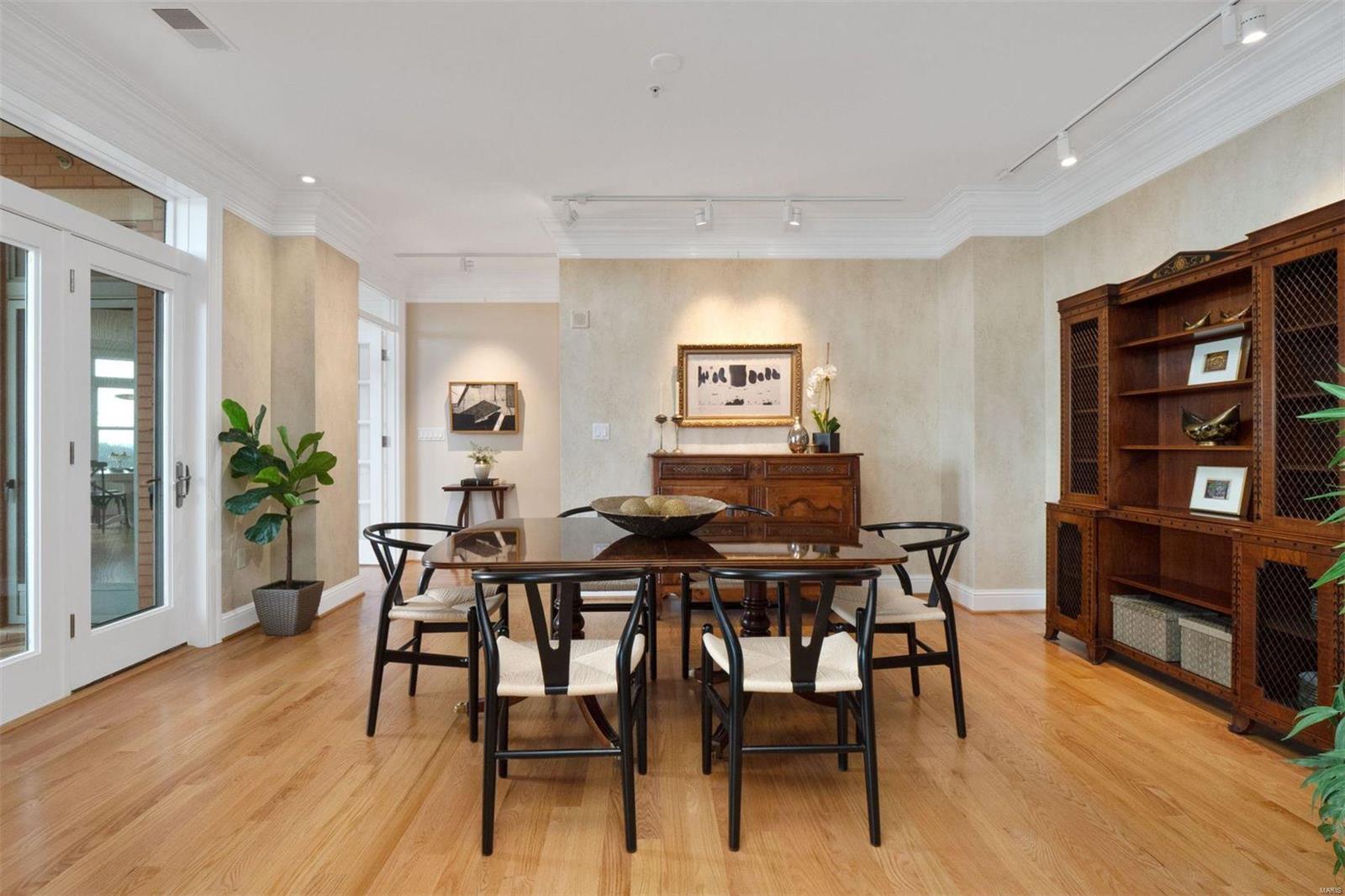 Residence At 800 S Hanley A Condo - Residential