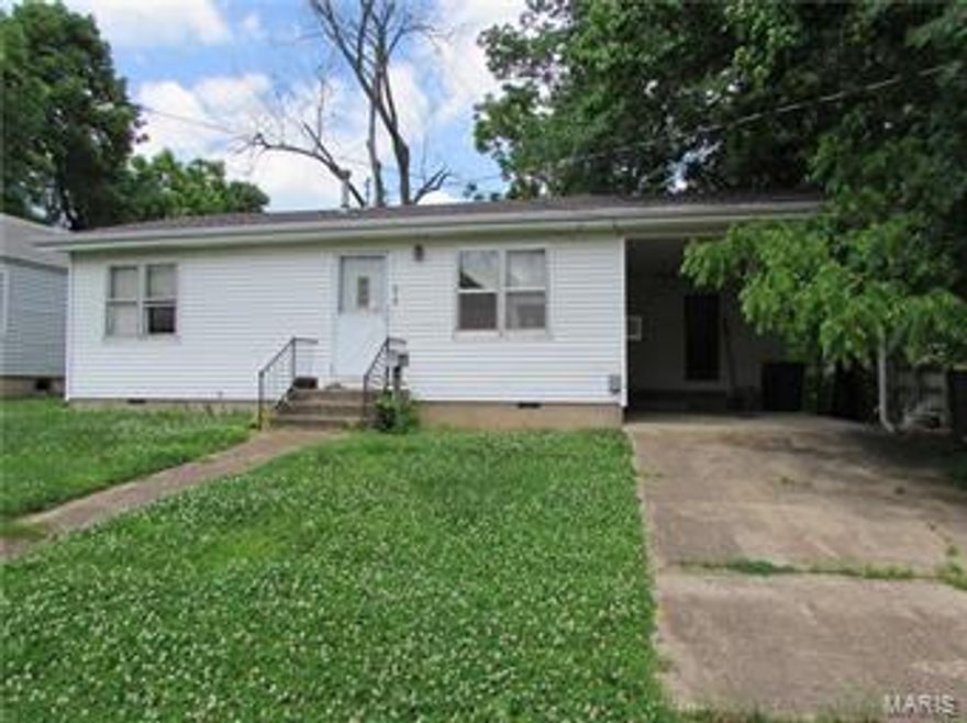 Nice 2 bedroom/1 bath home located close to the school and downtown in a quiet, kid-friendly neighborhood.  Home has brand new carpet in living and bedrooms, open kitchen, and washer and dryer stay with property.  This would make a great starter home or a rental opportunity.  This is priced to sell!