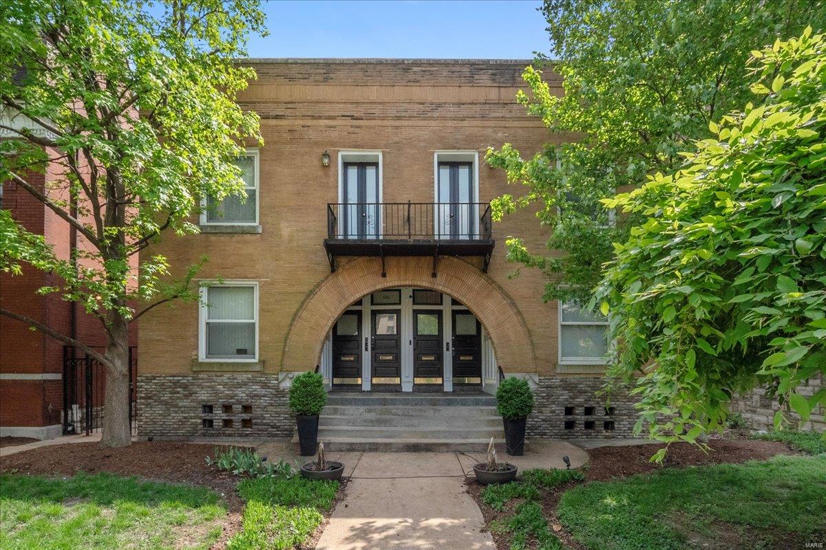 Deux Maisons Condos - Residential