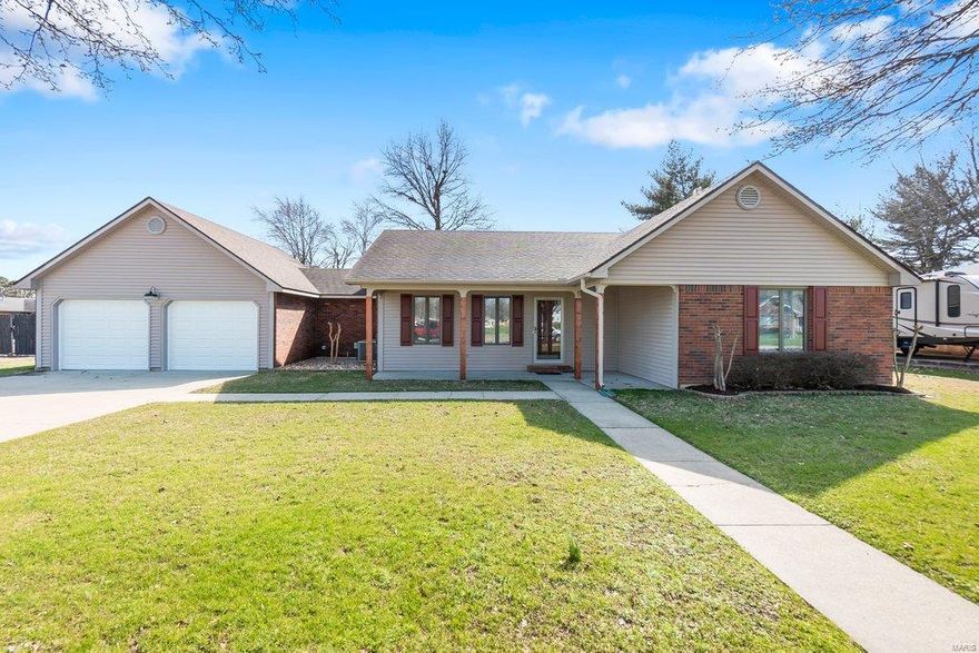 Fully-remodeled 3 bed, 2 bath home located on a quiet cul-de-sac in Sikeston.  You can find this property in a family-friendly neighborhood offering a large fenced-in backyard, 2-car garage, new stainless kitchen appliances, and is ready for a family to unpack their belongings and call it HOME! Additional Rooms: Mud Room