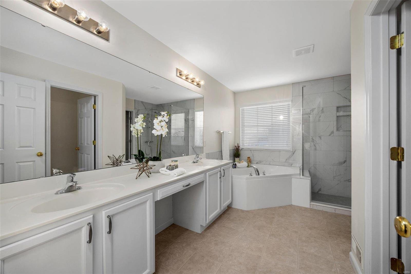 Lake St Louis, Missouri 63367, United States, 4 Bedrooms Bedrooms, ,3 BathroomsBathrooms,Residential,Pending,24454