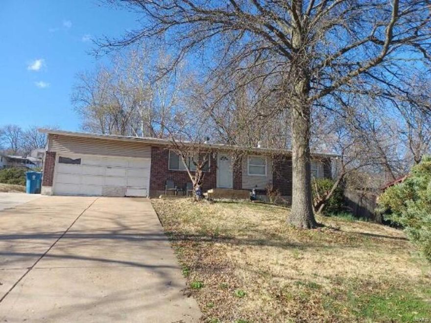 REO Occupied - the seller does not represent or guarantee occupancy status. NO VIEWINGS of this property. Please 
DO NOT DISTURB the occupant. "As is" cash only sale with no contingencies or inspections. Buyer will be 
responsible for obtaining possession of the property upon closing. Raised Ranch style home with attached 1 car garage. 
3 bedrooms and 2 bathrooms. SpecialListingConditions: Foreclosure