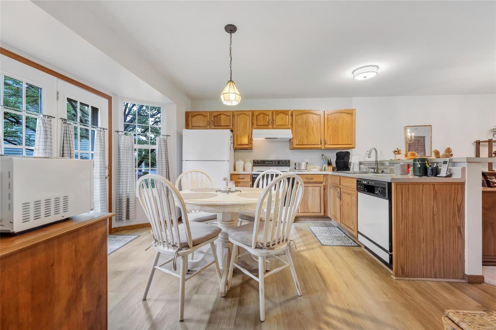 Shrewsbury, Missouri 63119, United States, 2 Bedrooms Bedrooms, ,2 BathroomsBathrooms,Residential,Pending,39712