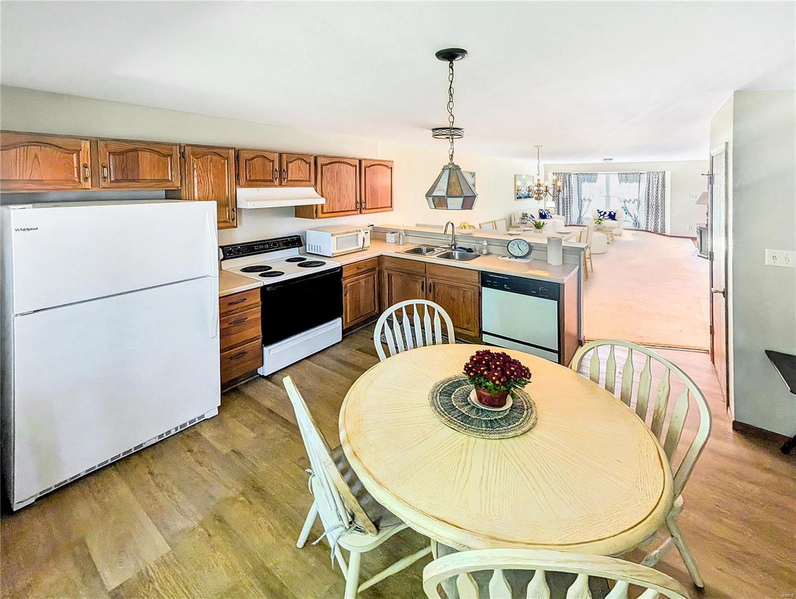 Shrewsbury, Missouri 63119, United States, 2 Bedrooms Bedrooms, ,2 BathroomsBathrooms,Residential,Pending,39712