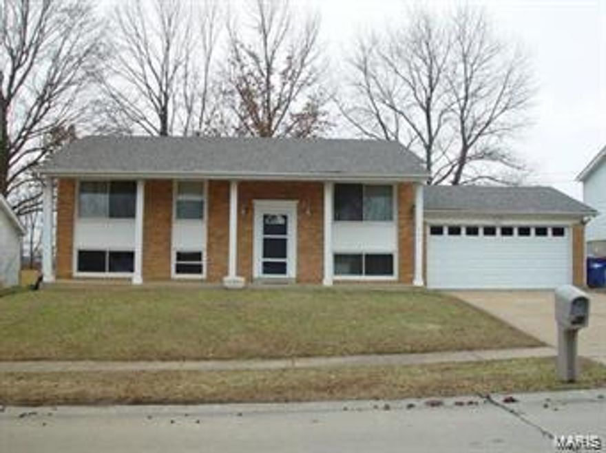 Wonderful opportunity *PARKWAY SCHOOLS Spacious split foyer with fenced yard! Bright & Open Living Dining Room, Newly kitchen cabinets with Stainless steel appliances,Ceraamic tiles. . The Dining room offers the sliding glass door to the Deck. The Lower Level inclds: Spacious Family/Media Room, Bedroom,plus a full  bath. The Over-sized 2 car garage offers additional storage areas. Fabulous location, Mc Kelvey Elementry and the YMCA, Westport Plaza, with Starbucks, St. Louis Bread Co, O'Fallon Brewery, rhw Page Extension 364, nearby 270 and located between Hwys 40 and 70. And for your entertainment, exercise and even more fun, you'll enjoy the bike ride to the Best Park in St Louis County * Creve Coeur Lake and Park* offering a Bike trail, Beautiful Lake for Sailing and Walking Trails, the GO Ape -Lining plus so much more to enjoy including the Maryland Heights Aquaport*Water Park* The New Community Center*