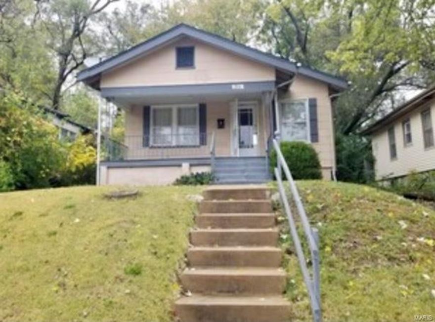 Adorable cottage/bungalow located in the heart of Ferguson.  Great opportunity for an investor to add their TLC for income producing opportunity or for homeowner with contractor skills for minor updates.  

Property is near transportation, shopping, dining and major highways.