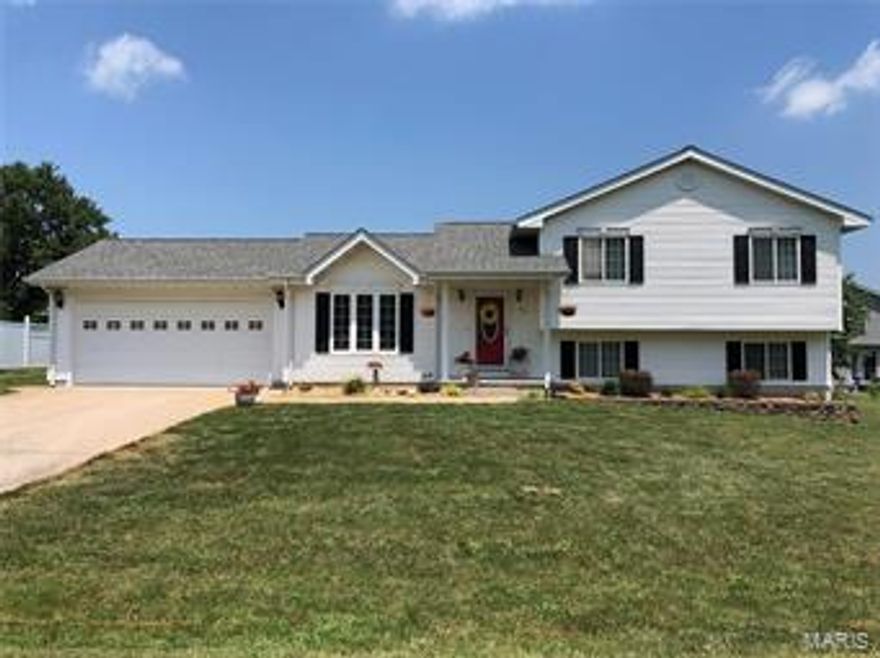 Great family home in sought after Hunter's Ridge subdivision.  Here's your chance to live in Farmington and send your kids to Central Schools!  This 3 bedroom, 3 bath home is located on a quiet cul-de-sac.  Spacious open floor plan and huge family or rec room in the lower level for that additional living space.  Lower level also sports another bedroom and full bath as well as laundry/utility room.  Upstairs is the master bedroom with full en suite bath and walk-in closet, additional bedroom & bathroom.  Backyard has vinyl fencing.  This one won't last long in this hot summer market!!