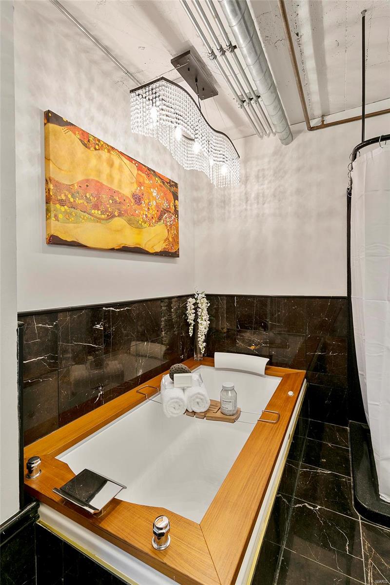 Lofts/2020 Washington - Residential