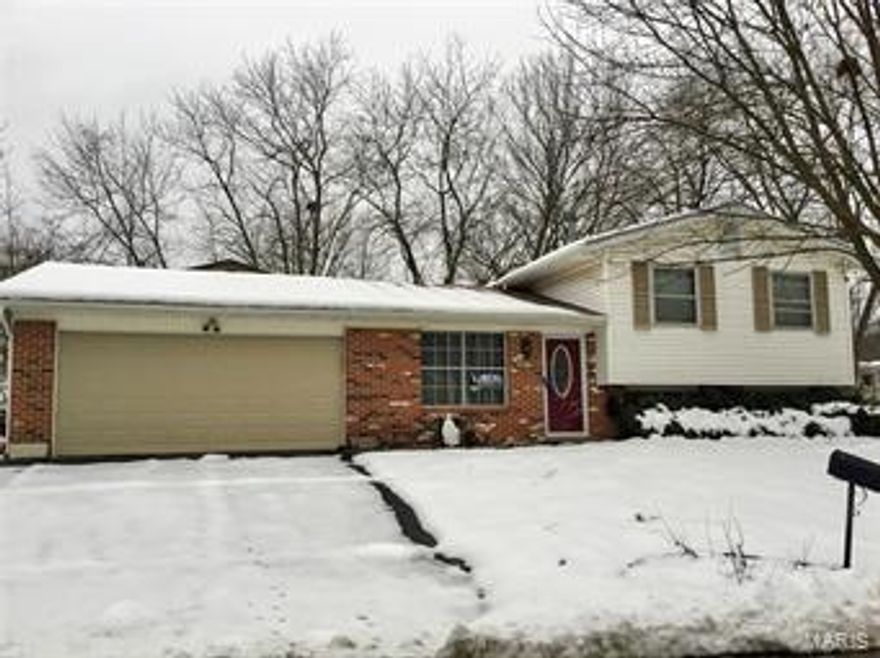Excellent price and great opportunity on this 3 bedroom 1.5 bath home ready to move quickly.  Vinyl siding and a nice fenced back yard. HVAC, water heater and roof all less than 4 years old.  Located in a well-established neighborhood with low turnover off Richardson Road with easy access to I-55. Handyman or rehabber opportunity provides possibility for immediate equity. Home is being sold as-is with no repairs to be made by the seller.  Approved short sale. SpecialListingConditions: Short Sale