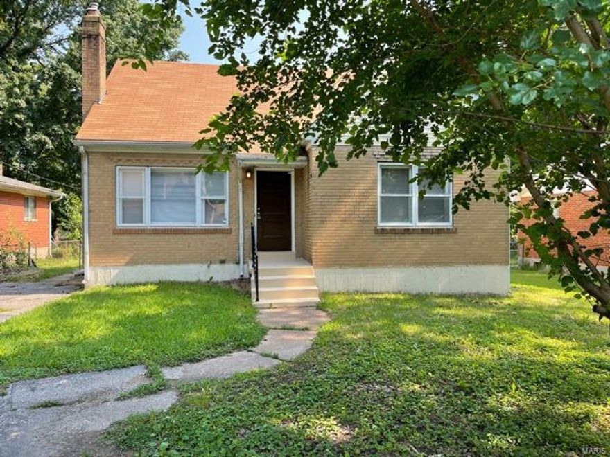 Cozy Single family home with 3 bedrooms, 1 full bath on main level, spacious kitchen, nice yard, and long driveway for extra parking. Two bedrooms on the main floor.  Upper level bedroom could be used as master bedroom with a separate office/bonus room.  Spacious basement with plenty of room for extra storage.  Laminate and vinyl flooring throughout.  Central air, forced furnace heat, large thermal windows for plenty of natural light, off street parking in the long double wide driveway.