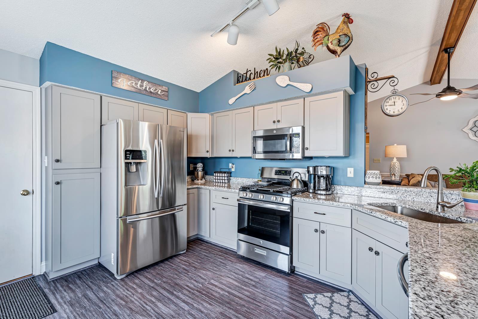 Country Crossing Manor - Residential