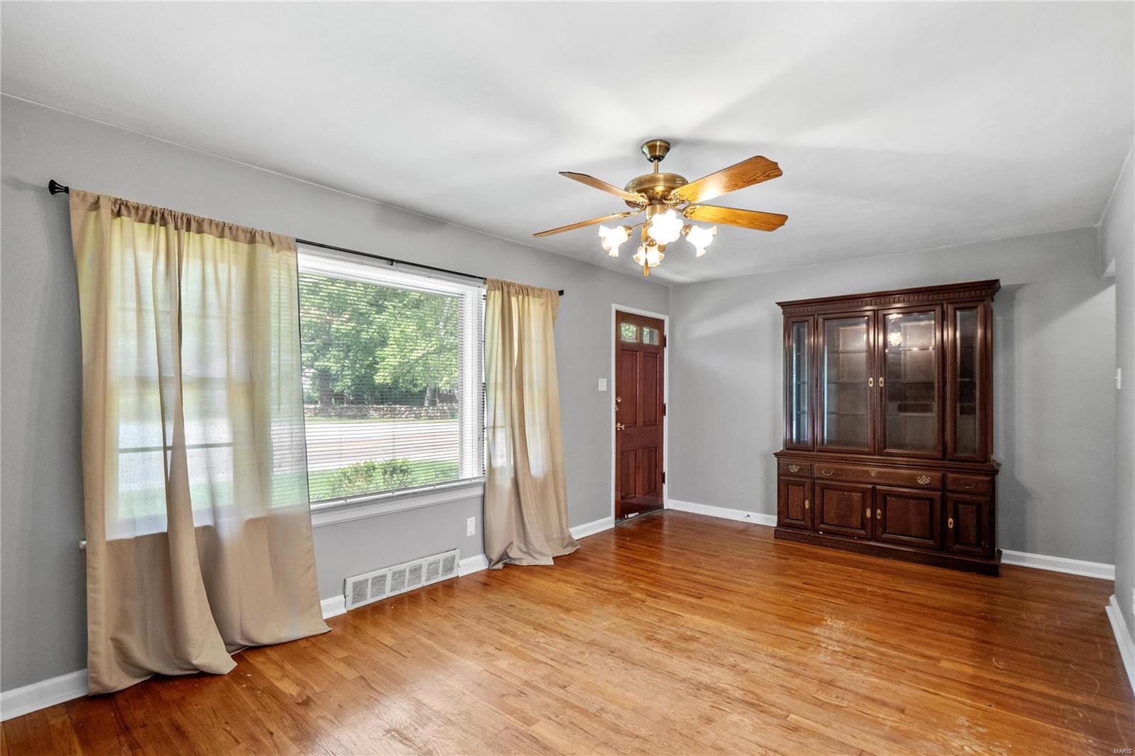 Webster Groves, Missouri 63119, United States, 2 Bedrooms Bedrooms, ,2 BathroomsBathrooms,Residential,Pending,57870