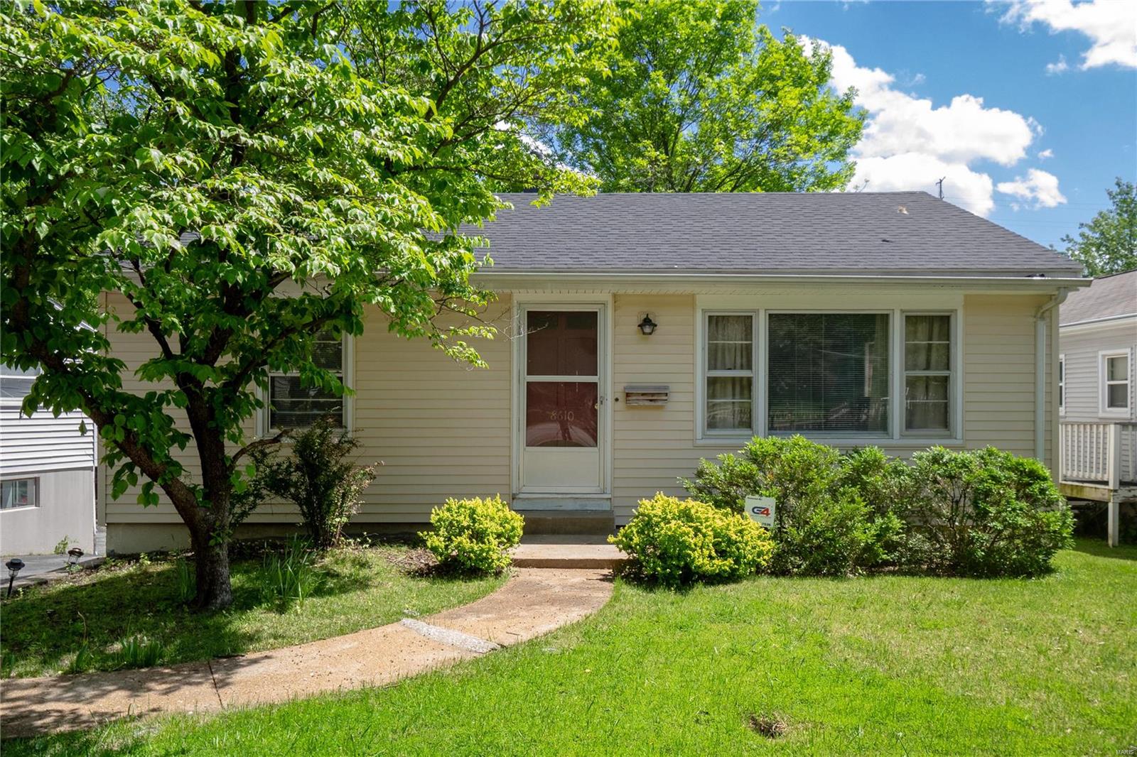 Webster Groves, Missouri 63119, United States, 2 Bedrooms Bedrooms, ,2 BathroomsBathrooms,Residential,Pending,57870